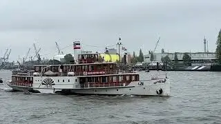 Колёсный пароход FREYA Landungsbr&uuml;cken в гавани Гамбурга, день р...