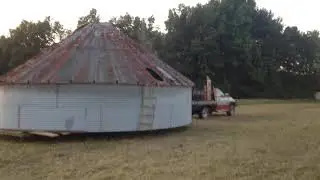 Moving grain bin