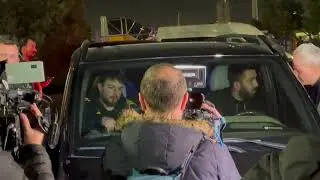 Kante geldi yer yerinden oynadı.Taraftar minibüsten indirdi.Yok böyle bir sevgi.