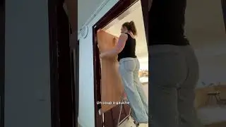On change cette porte sans la changer 🪄 gr&acirc;ce au rev&ecirc;tement adh&eacute;sif !