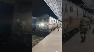Most Cleanest Train between Amravati-Pune | 22118 Amravati-Pune AC SF arriving Akola #shorts #wap7