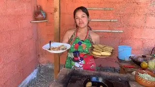 Mira cómo preparo molotes de atún en el rancho 
