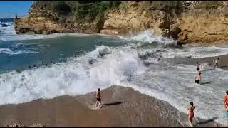 Grosses vagues au Port Vieux &agrave; Biarritz durant l'&eacute;t&eacute;