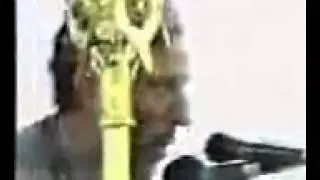 Kiko Argüello canta 