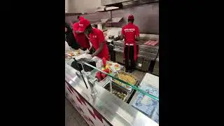 Ем в Five Guys Burgers на Таймс-сквер.