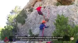 Asegurar en los primeros metros de escalada. Consejos y errores.