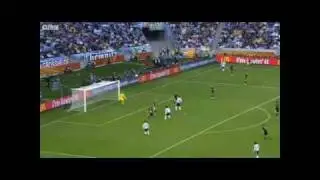 Mertesacker face smash