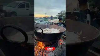 As&iacute; se hacen 2 toneladas de c&aacute;rnitas en menos de 1 minuto