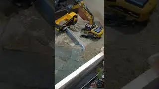huina 1580 and dump truck 573 loading indoor 😍🔝🦺💣🚧#neiperte#excavatorrc@sebastianRC-Mania 🥰📽😍