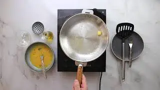 CRISTEL - La cuisson de l'omelette dans l'inox avec la po&ecirc;le en inox Casteline de CRISTEL