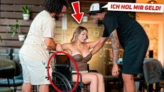 Er beleidigt sie wegen ihres Rollstuhls – und blamiert sich total!