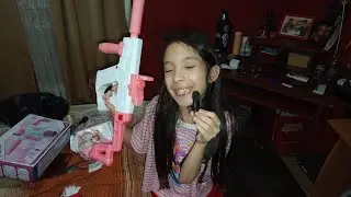Abriendo mis regalos de Navidad súper feliz. 
