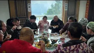 A pot of pork ribs paired with pig blood and liver in sour soup is more delicious than a restaurant