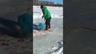Amazing Survival Skills: Innovative Method of Fishing Through Ice in Extreme Winter Conditions