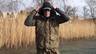 Geoff Anderson Dozer Jacke Rough beim Fischen am Boot