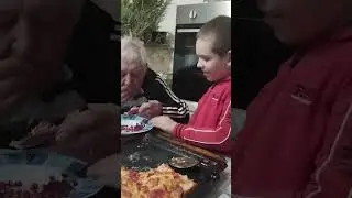 Soțul meu  măn&acirc;ncă  zilnic semințe de rodii!