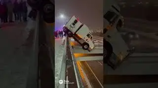 Кошмар на трассе I-85: 18-колесный грузовик с трудом преодолевает обледеневшую дорогу, а очевидцы...