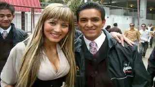 Cn   Chulla vida Maximo Quedate Los Nacis Sentada en un bar Cecy Narvaez La Solter&iacute;a   Vatova   mR e