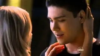 Lisa (Laura Vandervoort) in V (2009) 2x10