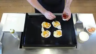 Oeufs au plat &agrave; la plancha, sauce piquillos