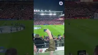 EMOCIONANTE ambiente en Anfield antes del Liverpool-Real Madrid 🫶🏻🤩 v&iacute;a Declan Carr