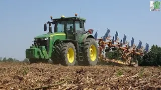 John Deere 8400 R - Moro Dragon 6 - Plowing field