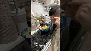 Eu s&oacute; de canto observando essa salada 🥗 #salada #humor #comedia #engra&ccedil;ado #shorts #viralvideo