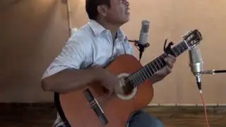Harry Ratiarison improvise un Flamenco Malgache aux studios Nosylab &agrave; Nosy Be