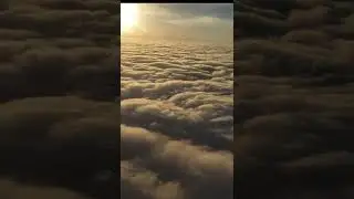 keindahan pemandangan pesawat diatas awan di saat sunset