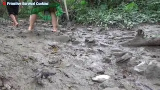 Ancient Survival Skills  ~ Dig Deep Mud Hole to Finding Fish Meet Catfish   Catch Ca