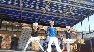 Piruecik i Rytm.  Taniec marynarski.  Pierwszy występ :) Maj 2016.