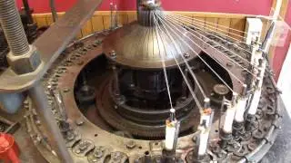 Machine à carte perforée pour faire de la dentelle