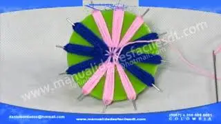Flor con petalos combinados elaborada con el telar margarita DANTAPLAST