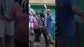 Tom o m&iacute;mico fazendo travessura na hora de dar um abra&ccedil;o 🤗😂🤣 #tomthemime #seaworldmime