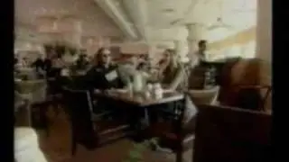 קטע מפרק 3 של המאסטרו-צביקה ושירה ממתינים לאוכל ומגלים שזה ב