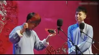 张九龄返场观众送来一幅快板，打板失误连连，还向观众索要50块钱