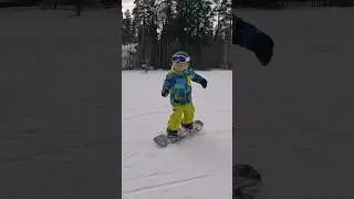 Илья в 4 года учится сноуборду 🏂 #snowboarding #children