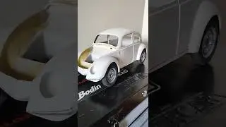 Миниатюрная модель автомобиля Volkswagen Beetle 1965 года.