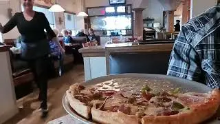 США.Пицца-ресторан.Еда в коробки с собой на вынос. 