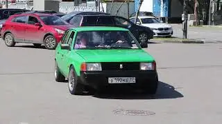 Москвич-2141 (Moskvich-2141 green moving).