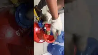 Pagka-kabit ng pol valve type regulator itinuro ni LPG supplier kay Customer para sa Kaligtasan.