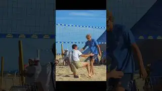 Nerd plays with the BEST beach volley players 🙌🤝 #volleyball #prank #nerd