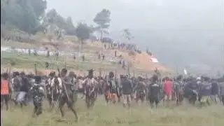 Ribuan warga masyarakat sedang mengamuk untuk perang suku 
