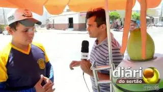 Jovem sustenta a família com a venda de água de coco