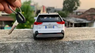 Модель TOYOTA RAV4 в масштабе 1:24 [Распаковка]