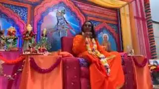 Chegada de Paramahamsa Vishwananda ao local do Darshan em Braga, início do Darshan