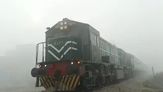 Thal Express near To Sanawan in Heavy Foggy Weather||With Sweet Whistle locomotive 8071