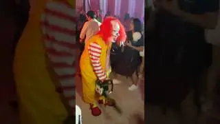 Qu&eacute; har&iacute;as, si llega este payasito con una motosierra REAL&hellip; #halloween #humor