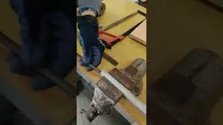 demir testeresi ile metal kesme işlemi