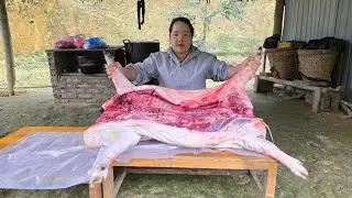 Sliced ​​black pork is sold at the market - reserved for meals over the next day.